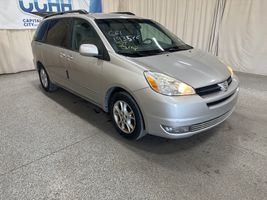 2004 TOYOTA SIENNA 