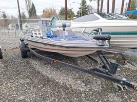 1988 TROPHY BASS BOAT 
