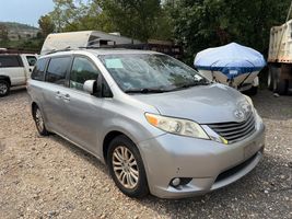 2011 TOYOTA SIENNA 