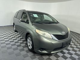 2011 TOYOTA SIENNA LE