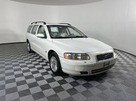 2005 VOLVO V70 